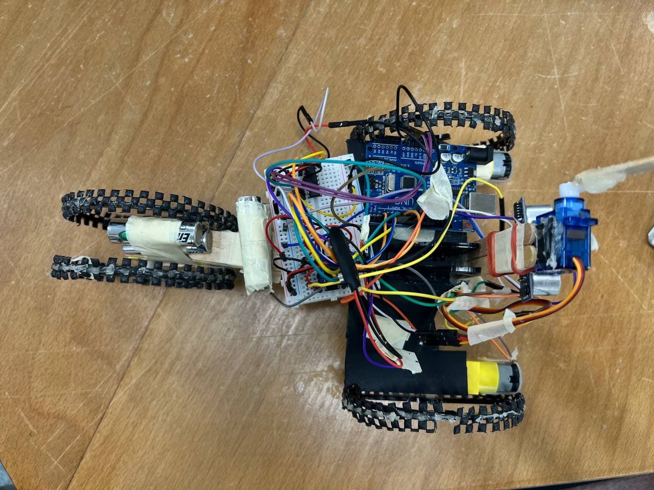 The robot from above: Arduino, breadboard, motors and servo, with a lot of wires